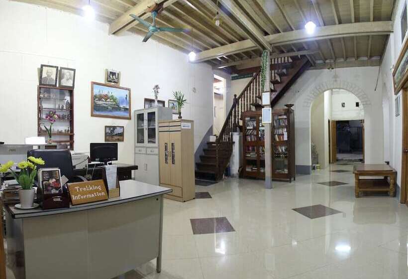 هتل Mr Charles Guest House