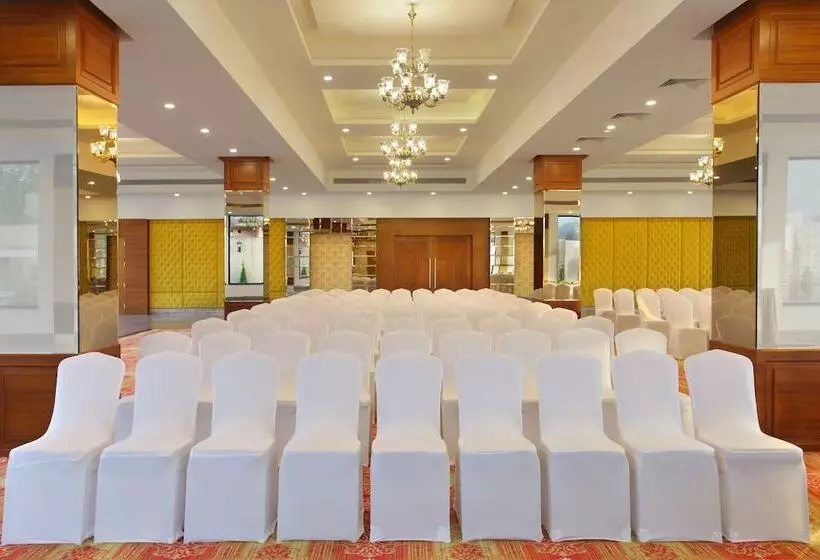 ホテル Rs Sarovar Portico