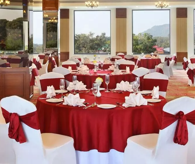 ホテル Rs Sarovar Portico