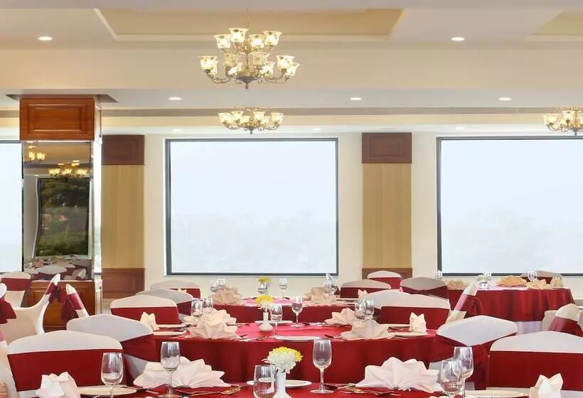 ホテル Rs Sarovar Portico