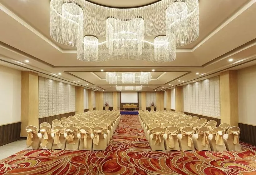 ホテル Sarovar Portico Outer Ring Road