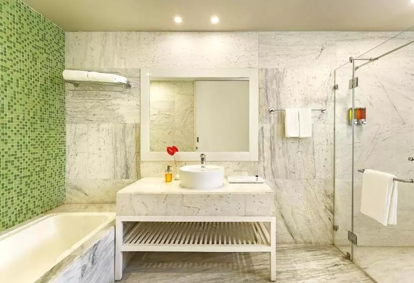 ホテル Sarovar Portico Outer Ring Road