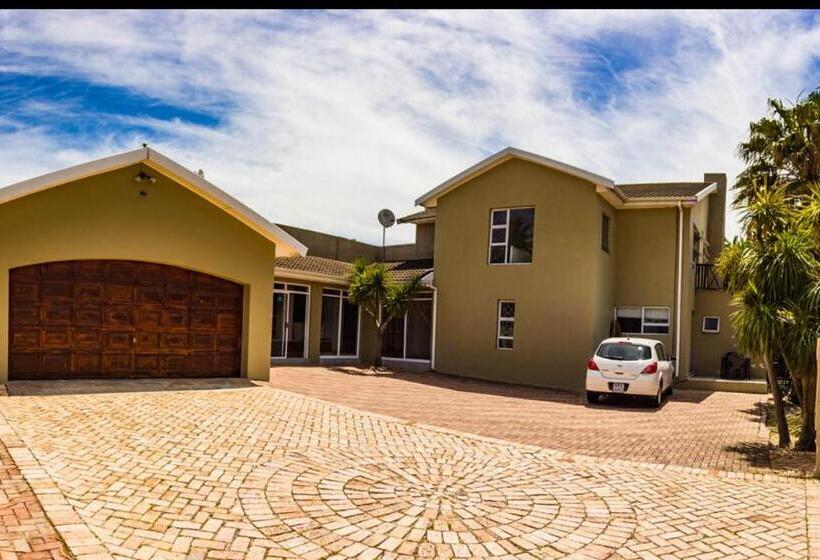 Majatalo The Russel Guest House