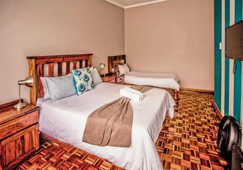 پانسیون The Russel Guest House