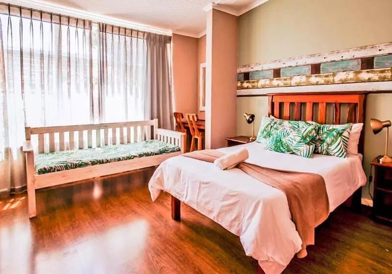 پانسیون The Russel Guest House