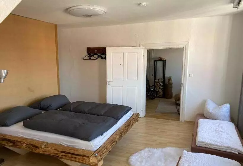 ペンション Room In Apartment Schlummern Wie Dornroschenrapunzel Im Schlosschen