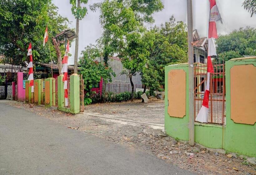 בית מלון כפרי Spot On 92856 Home Stay Syariah Aom Kusman