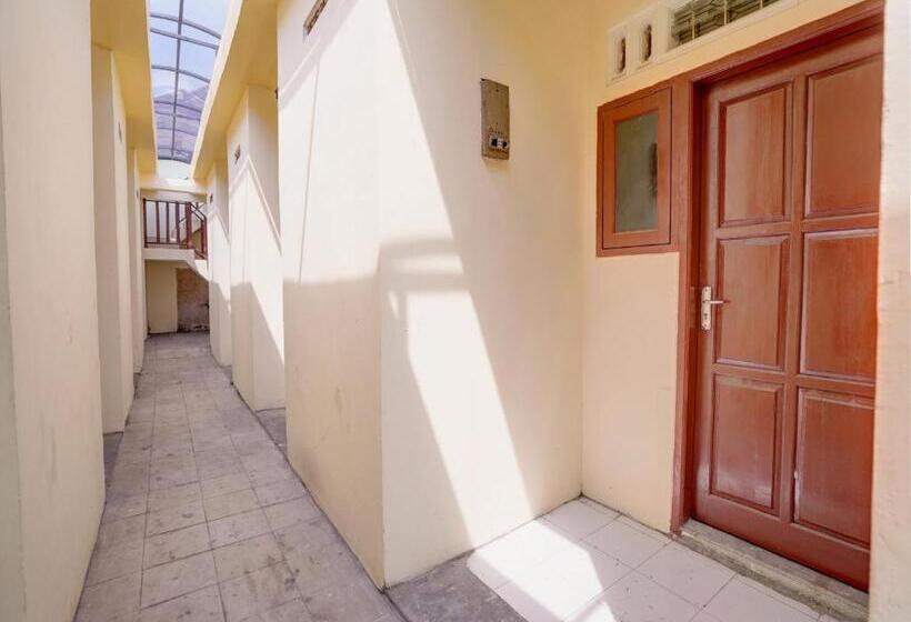 호텔 Spot On 92902 Sunyoto Homestay Syariah