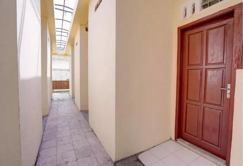 Hotelli Spot On 92902 Sunyoto Homestay Syariah