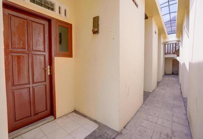 호텔 Spot On 92902 Sunyoto Homestay Syariah