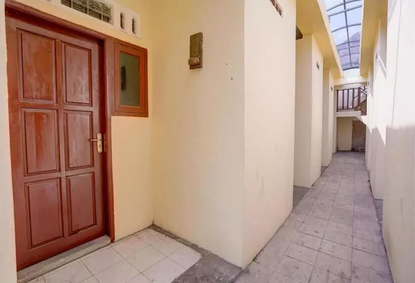 Hotelli Spot On 92902 Sunyoto Homestay Syariah