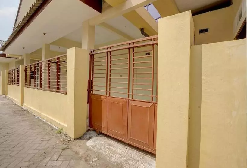 Hotelli Spot On 92902 Sunyoto Homestay Syariah