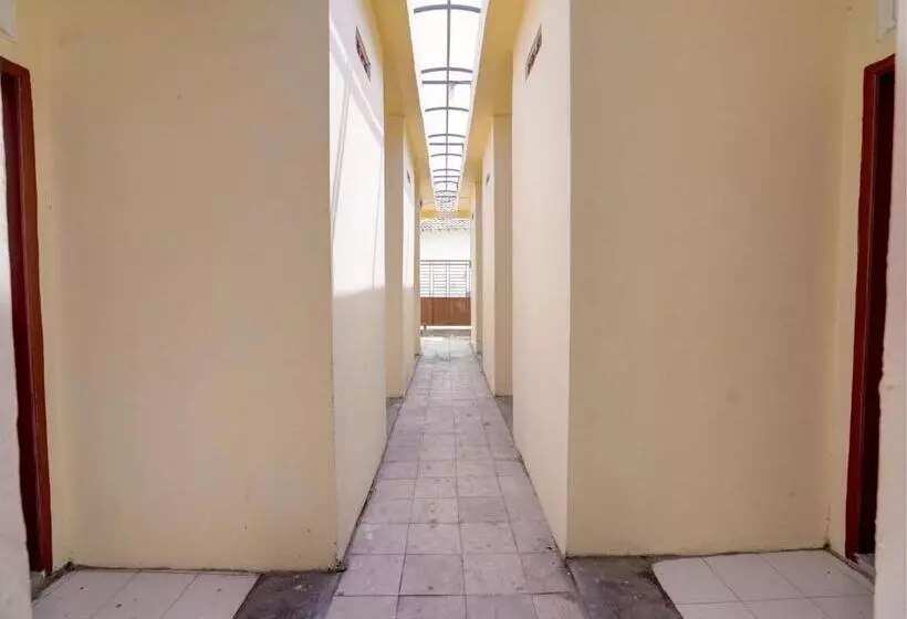 Hotelli Spot On 92902 Sunyoto Homestay Syariah