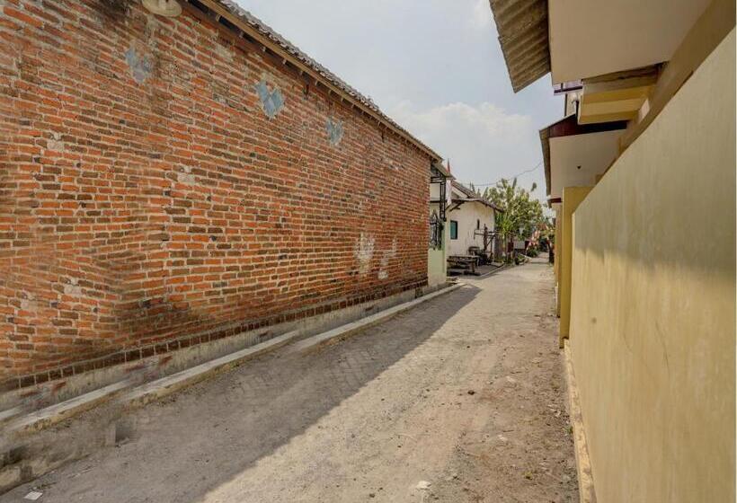 호텔 Spot On 92902 Sunyoto Homestay Syariah