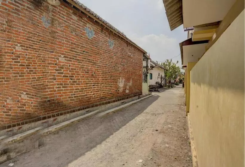 Hotelli Spot On 92902 Sunyoto Homestay Syariah