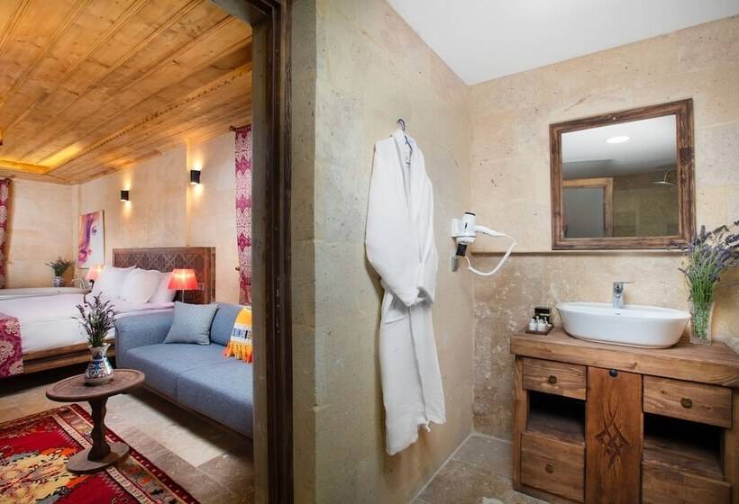 هتل Cappadocia Pyramid Stone House
