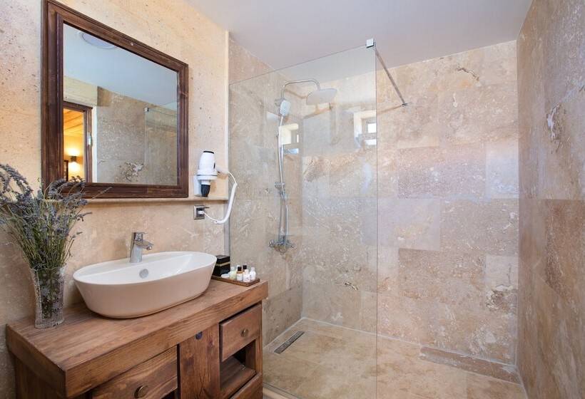 هتل Cappadocia Pyramid Stone House