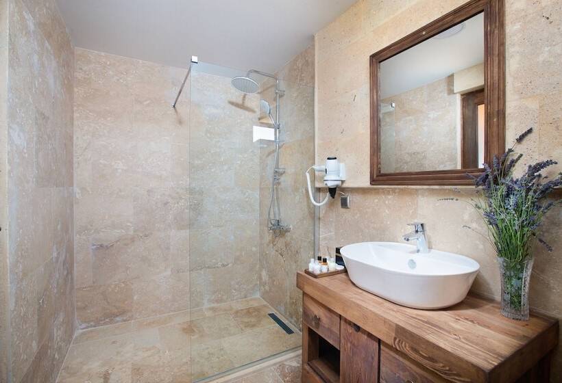 هتل Cappadocia Pyramid Stone House