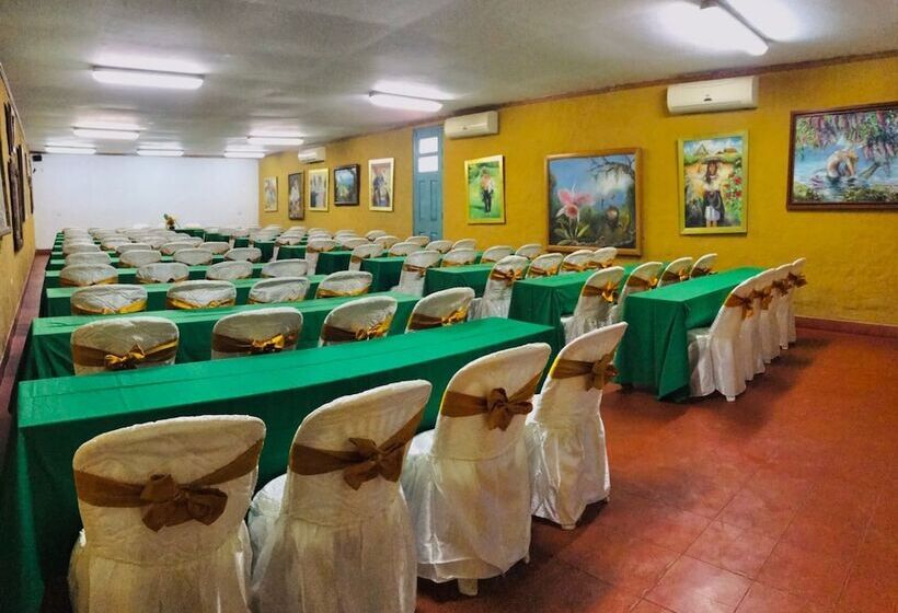 ホテル Puerto Palmeras Tarapoto Resort