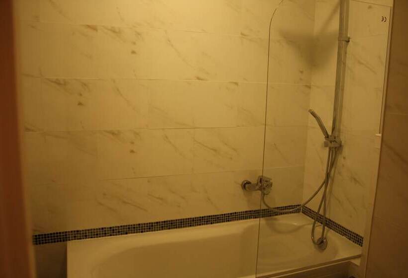 Arcotel Cannes 4 Minutes Du Palais Des Festivals New Management New Team Old Revievv