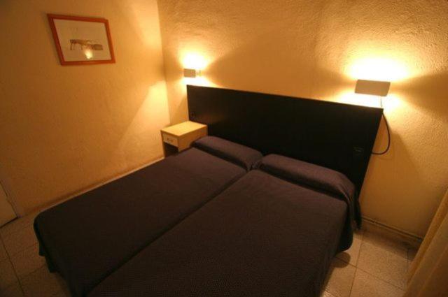 Отель Hostal Baires