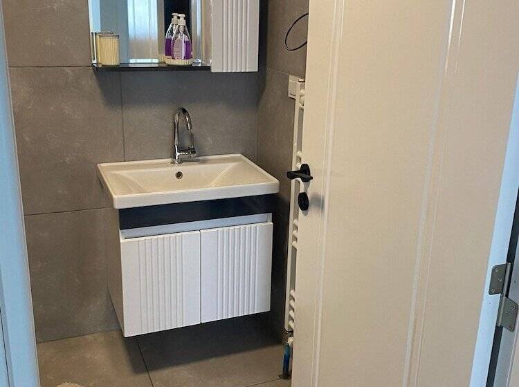 Hadrians Tower Apart Otel