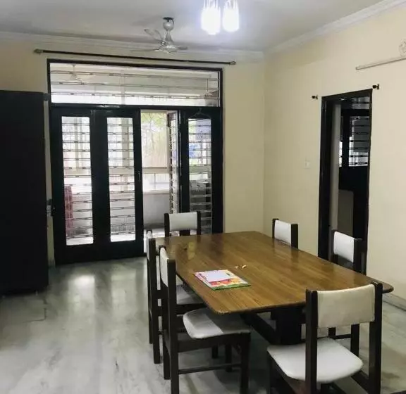 ペンション Comfortable Guest House Stay In Jubilee Hills