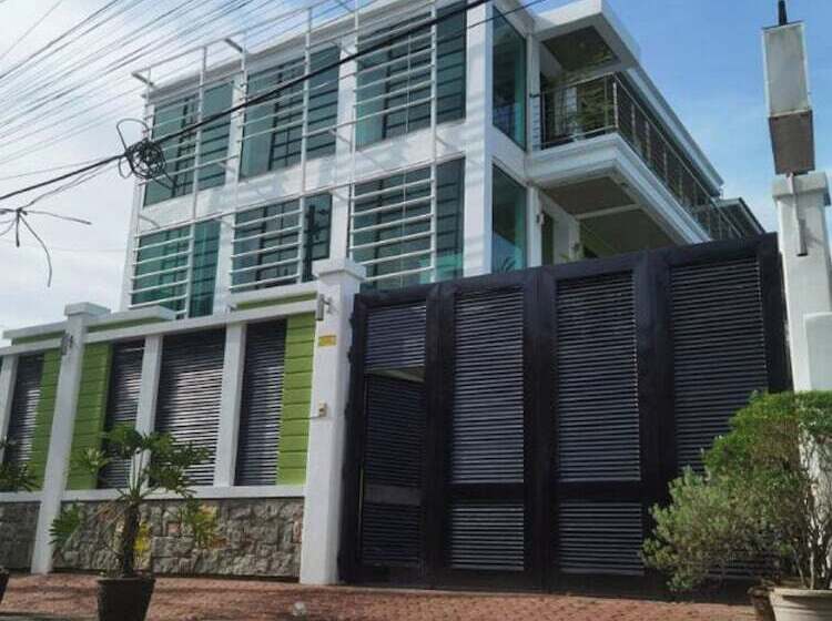 هتل Delta Star Manor