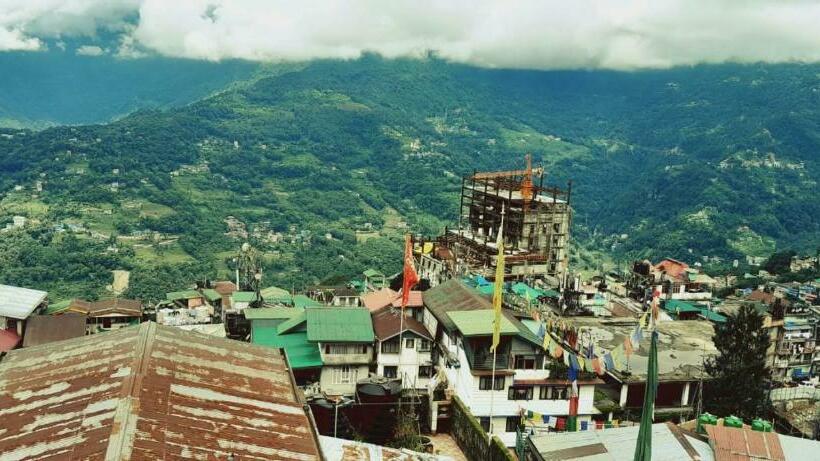 Dhe Kyi Khang By Magwave Hotels 100 Mts From Mg Marg