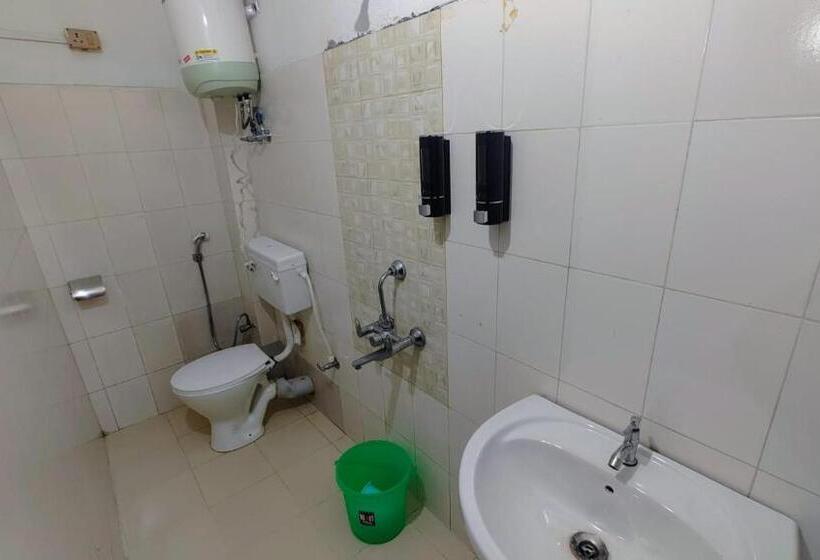 هتل Eight Lucky Homestay