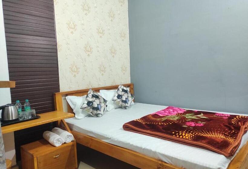 هتل Eight Lucky Homestay