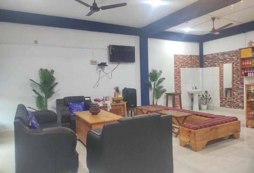 هتل Eight Lucky Homestay