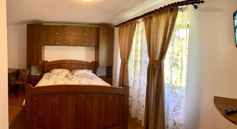 بنسيون Casa De Sub Salcie