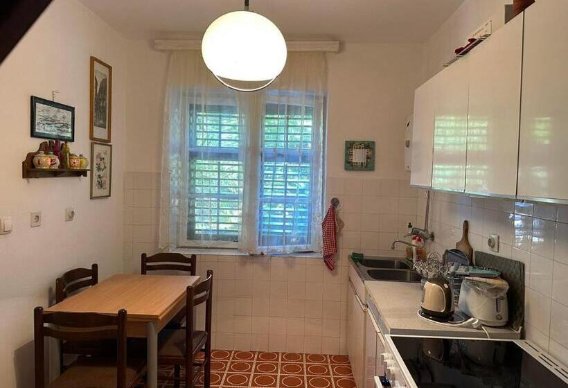 پانسیون Lovorika