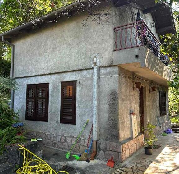 پانسیون Lovorika