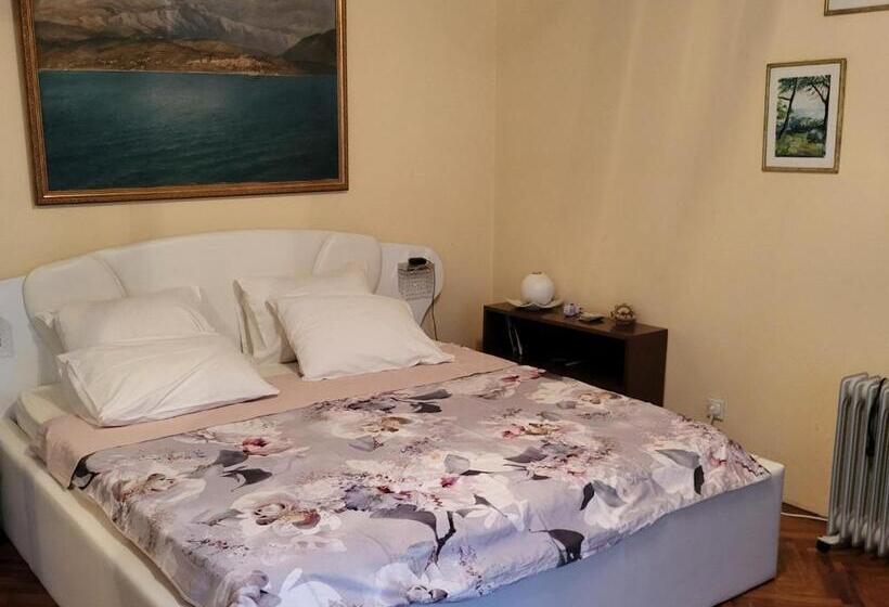 پانسیون Lovorika