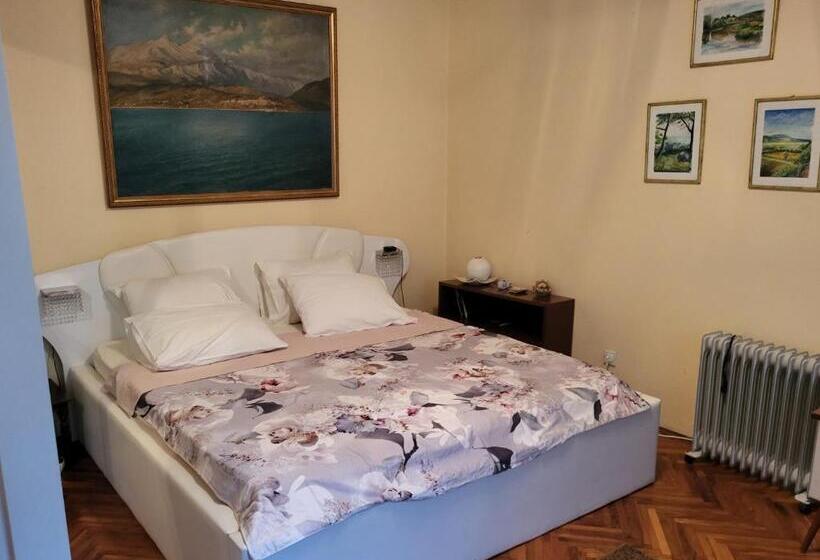 پانسیون Lovorika