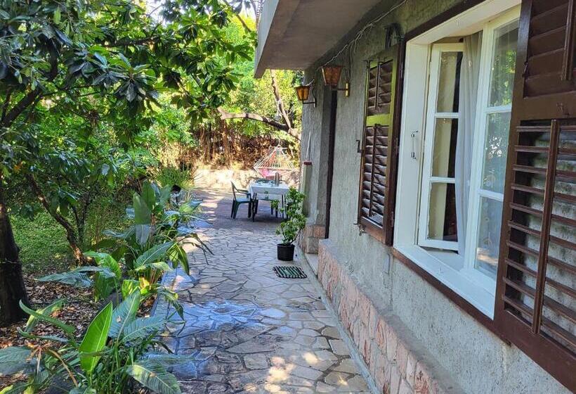 پانسیون Lovorika