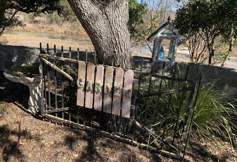 بنسيون Water S Edge Guesthouse Bandera