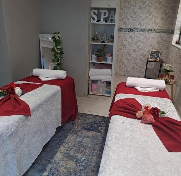 مبيت وإفطار Regorogile Guest House Spa And Conference