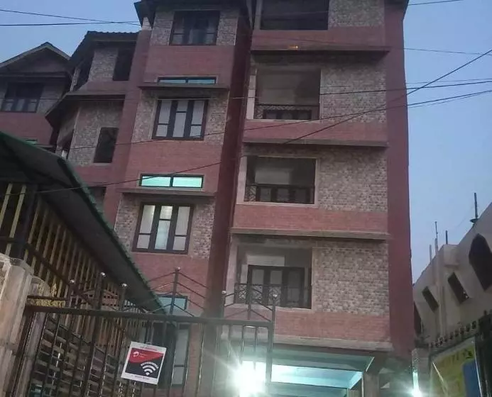 Hotelli Oyo Flagship 81524 Gp Lodge