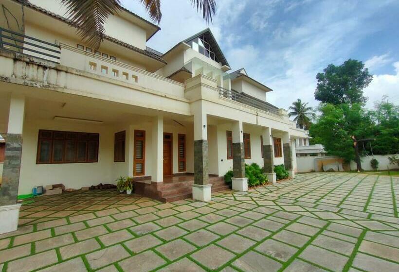 פנסיון Nandhanam Holidays