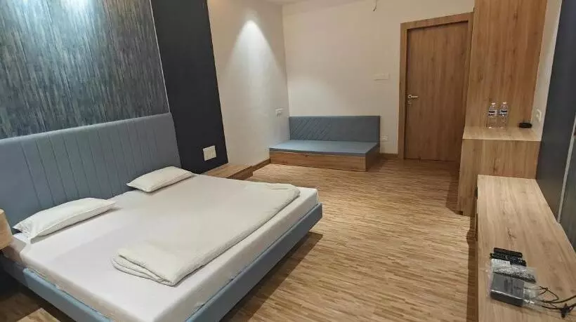 هتل Saurabh Family