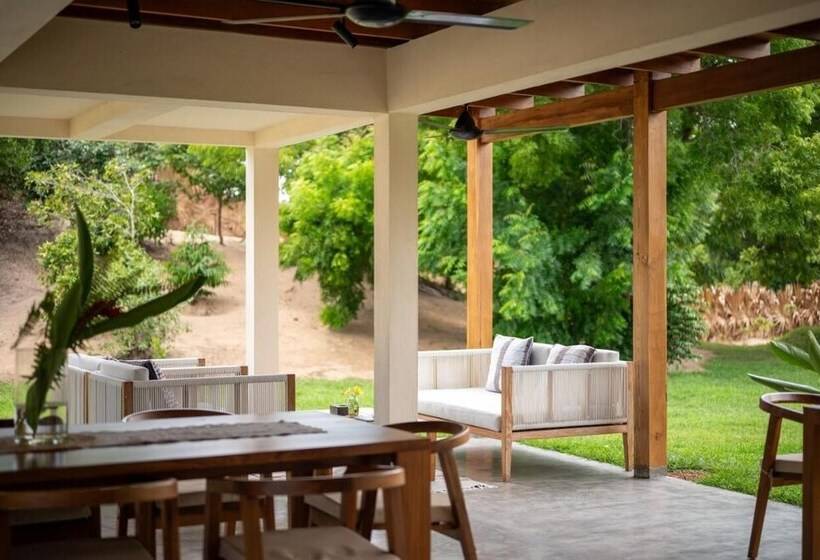 בית מלון כפרי Niketh Villa Komari Arugambay