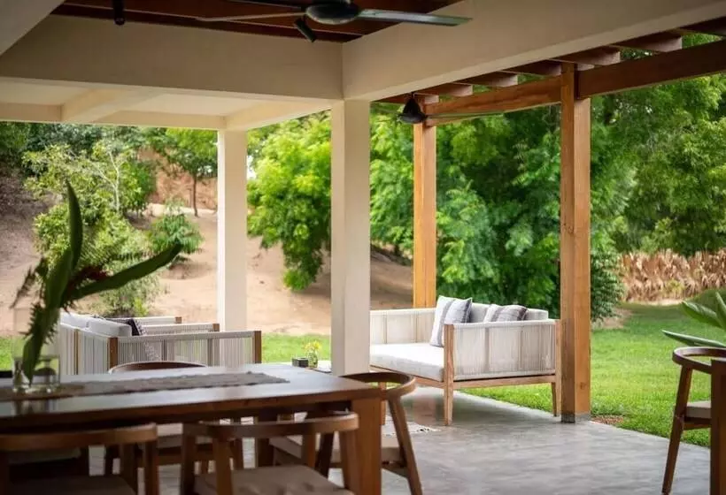 ホテル Niketh Villa Komari Arugambay