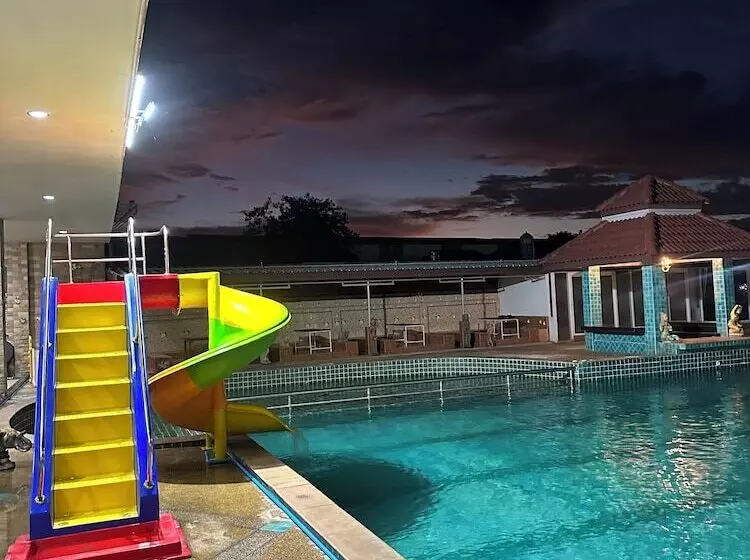 Tuscany Hotel By Skypark