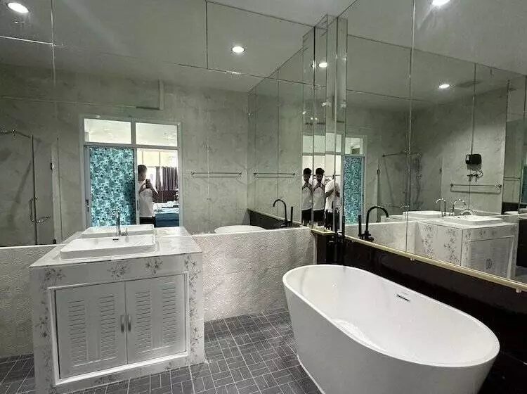 Tuscany Hotel By Skypark