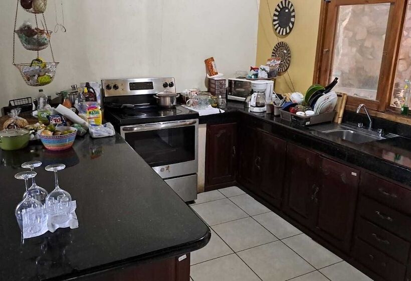 تختخواب و صبحانه Villa Chelsey