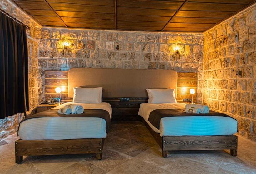 هتل Cappadocia Hobbit House