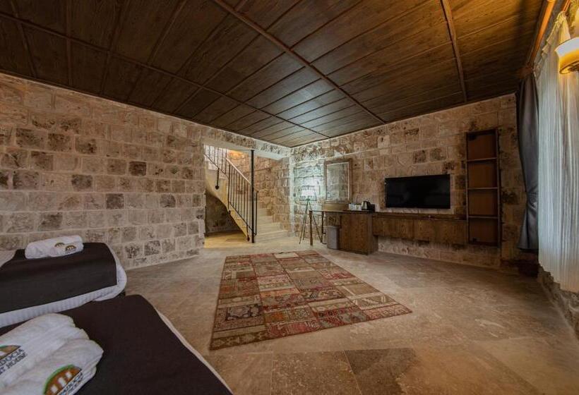 هتل Cappadocia Hobbit House